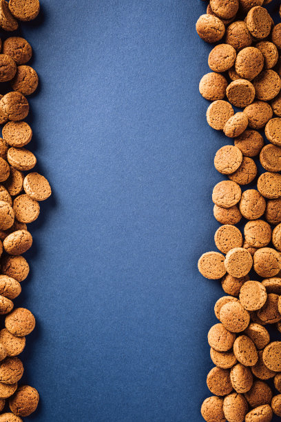 荷兰节日Sinterklaas背景有kruidnoten, perpernoten, traditional sweets, stroigoed。平铺与拷贝空间。圣尼古拉斯日概念儿童派对图片下载