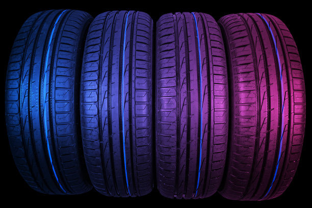 工作室拍摄了一组粉色和蓝色调的夏季汽车轮胎。轮胎堆栈的背景。汽车轮胎保护关闭。黑色的橡胶轮胎。全新的汽车轮胎。接近黑色轮胎轮廓。汽车轮胎排成一排图片下载