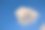 蓝色的天空下漂浮着小白的背光积云。图片下载