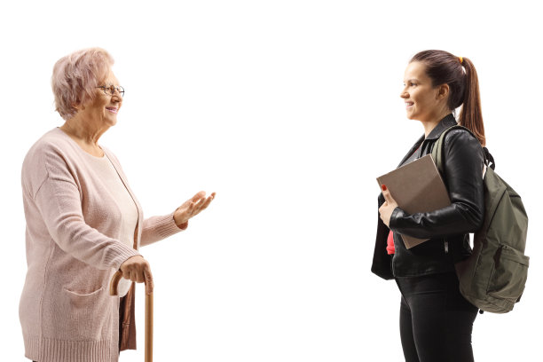 一位拄着拐杖的老妇人站在那里和一位女学生说话图片下载