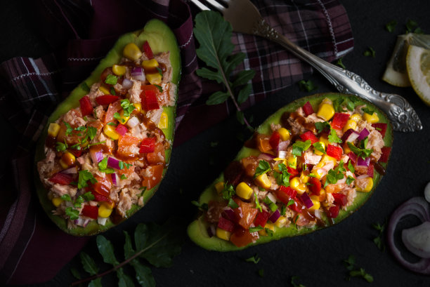 鳄梨，夹金枪鱼和蔬菜图片下载