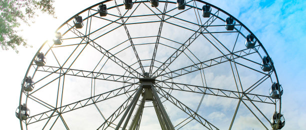 游乐场里的摩天轮。户外娱乐。图片下载