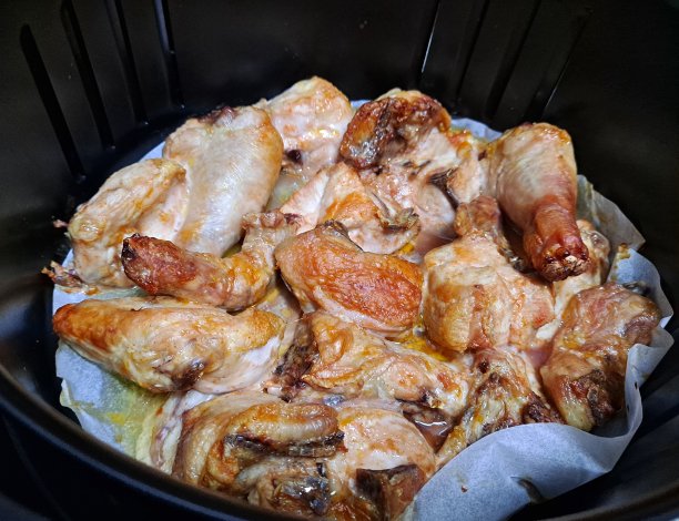 美味的鸡肉在空中烹饪图片下载