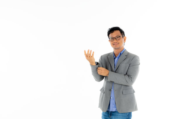 商人穿着正装站在白色的背景微笑图片下载