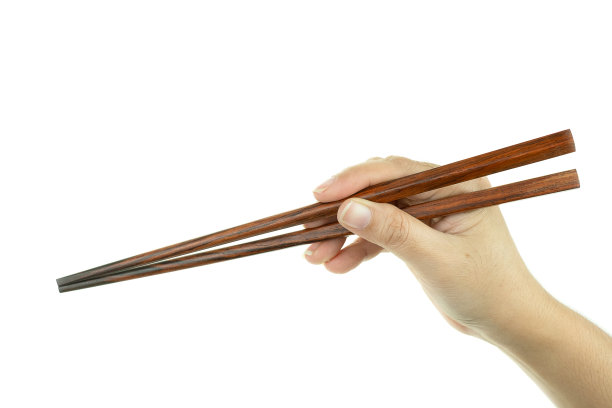 手持红木手工筷子，白色背景图片下载
