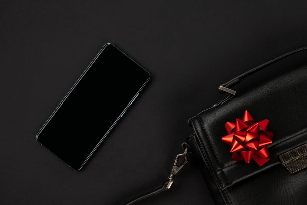 创意平铺顶视图组成与包，智能手机和弓图片下载