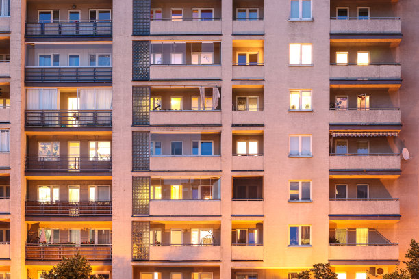 傍晚时分的公寓楼图片下载