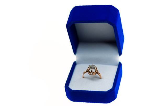 蓝色礼盒上的金戒指图片下载