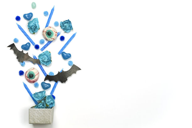 万圣节创意概念与糖果，蜡烛和蝙蝠的白色图片下载