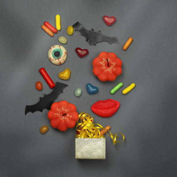 万圣节创意概念与糖果，南瓜和蝙蝠在灰色图片下载