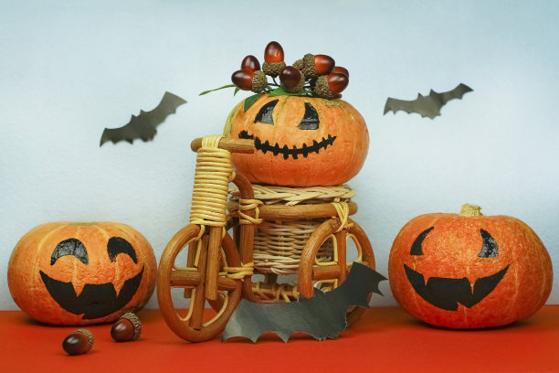 万圣节的南瓜，橡子和纸蝙蝠图片下载