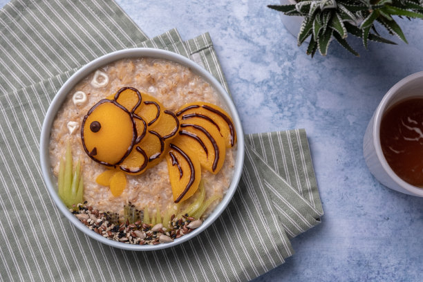 孩子早餐燕麦粥配水果图片下载