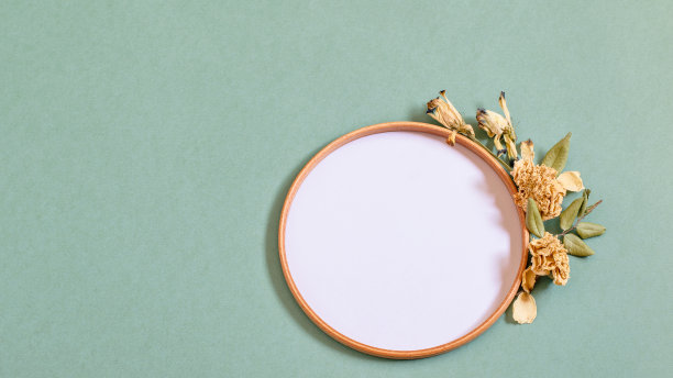 木制的圆形框架与白色空白空白和干燥的鸢尾花周围。模拟，平躺照片，漂亮的问候设计为任何卡片。图片下载