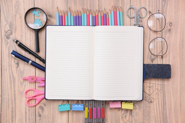 俯视图笔记本上的木制背景和文字空间图片下载
