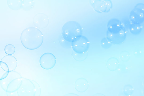 新鲜的蓝色肥皂泡自然背景。图片下载