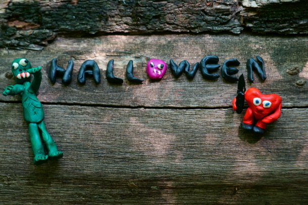 木制背景上的万圣节字母。图片下载