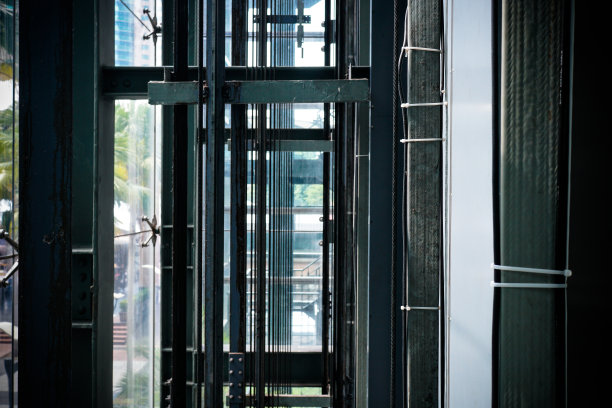 现代建筑玻璃电梯内的景色。图片下载