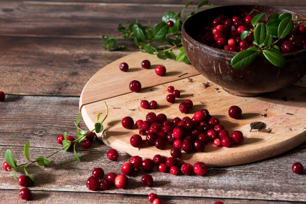 木背景上的碗里装着新鲜的蔓越莓图片下载