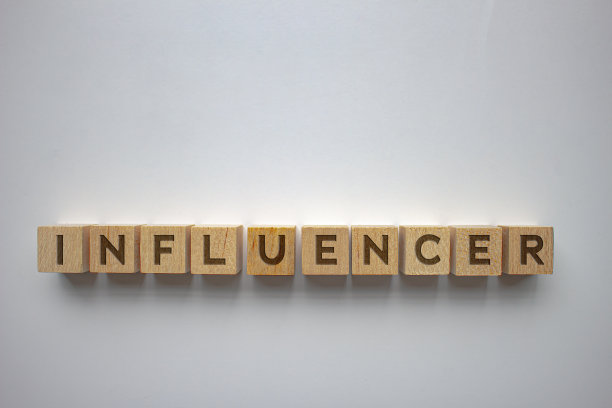 在清晰背景上的木块上的横向影响者消息文本图片下载