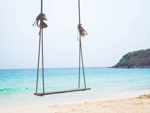 空荡上模糊的蓝色海洋背景图像。图片下载