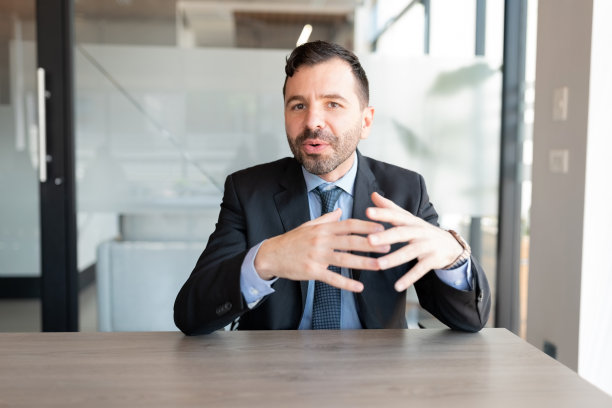 商人在办公室的网络会议上讲话图片下载