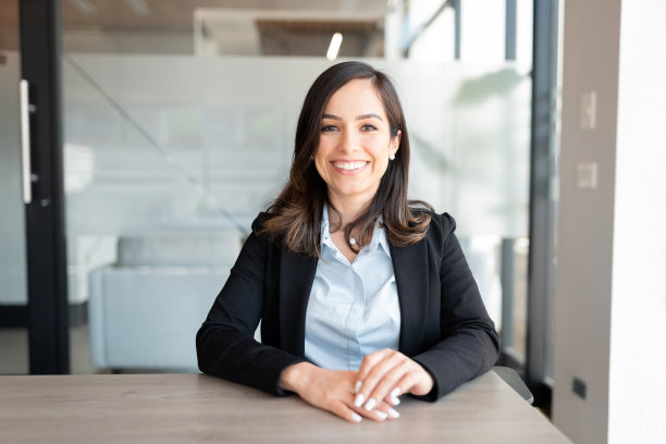 微笑的女商人正在召开视频会议图片下载