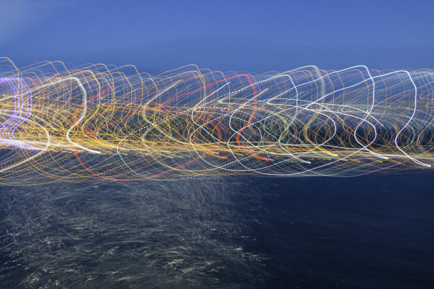 生动的光在海上编织，抽象图片下载