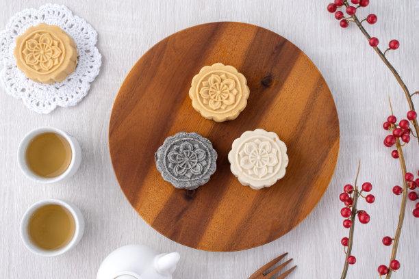 五颜六色美丽的月饼、绿豆糕、状元酥饼为中秋节传统美食点心，俯视图，平铺。图片下载