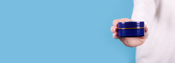 手里拿着罐子里的奶油，复制空间模板，横幅。图片下载