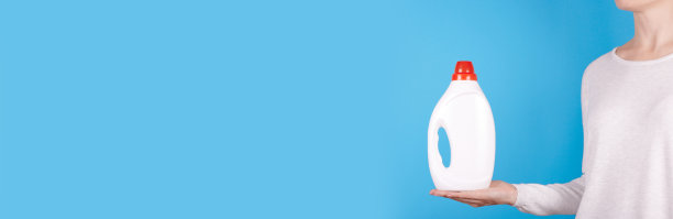 白色瓶子和液体洗涤剂在手，复制空间模板，横幅。图片下载