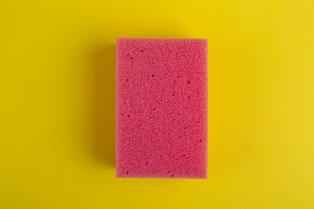 黄色背景上的厨房毛巾。海绵。浴巾的清洗。图片下载