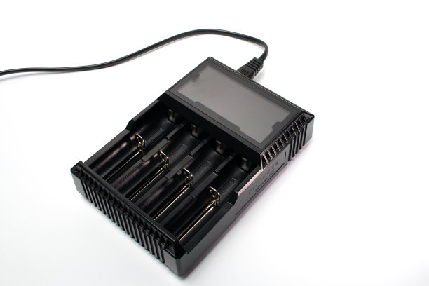 黑色智能电池充电器，白色背景，供AA和AAA电池充电。图片下载