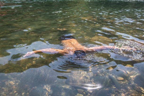 男孩在清澈的湖水中沉思图片下载