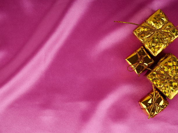 美丽的圣诞背景与粉红色的球和丝带。平躺，俯视图。圣诞作文与礼物和圣诞树在一个粉红色的背景图片下载