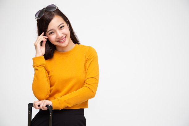 亚洲女性旅行者微笑孤立在白色背景，看着相机，旅游概念图片下载