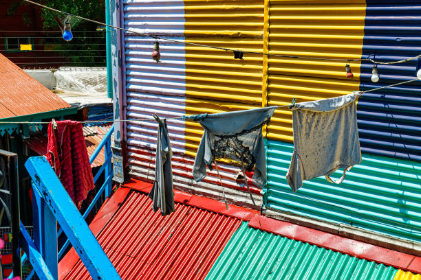 在布宜诺斯艾利斯的拉博卡附近，卡米尼托一所色彩缤纷的廉价公寓里，破旧的衣服挂在绳子上图片下载