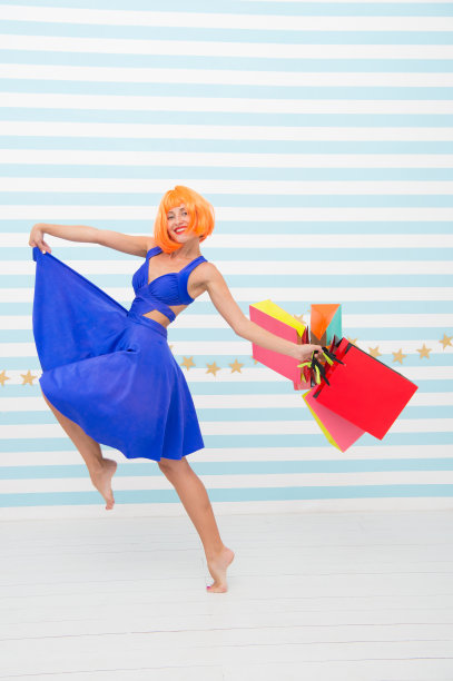 拿着购物袋的疯女孩。最后的准备工作。购物中心大减价。时尚。黑色星期五销售。快乐的女人逛街。网上购物快乐。节日快乐。简单和快速图片下载