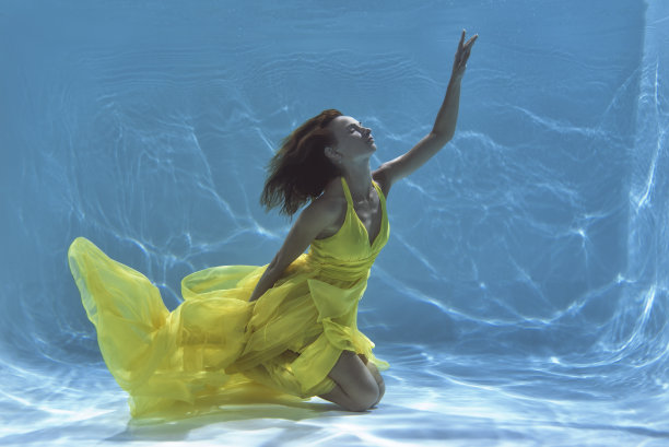 一个小女孩在水下的照片图片下载