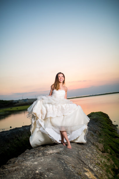 日落时分沙滩上的新娘图片下载