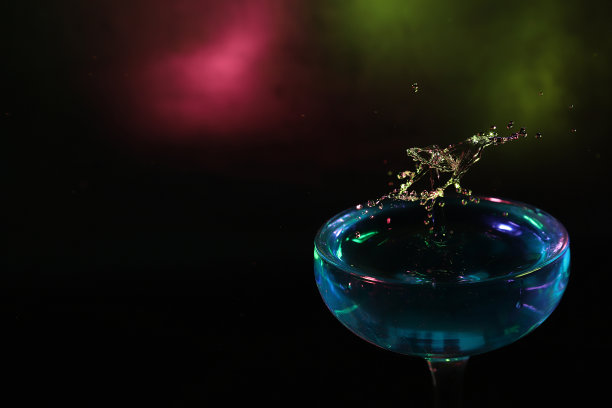 液体在鸡尾酒杯中飞溅图片下载