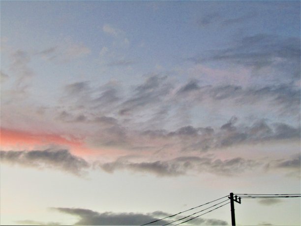 日本。9月。晚霞天空的柔和色彩。图片下载