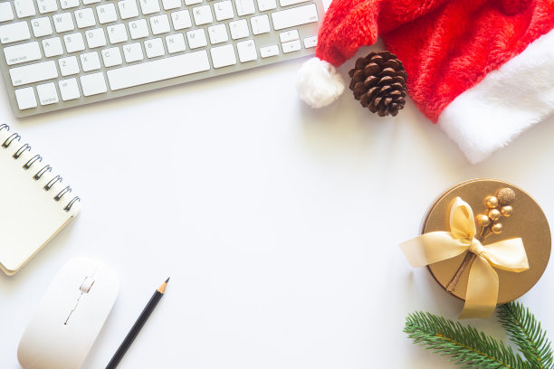 白色圣诞，办公桌办公笔记本电脑，装饰和工作用品与一杯咖啡。顶部视图与复制空间输入文本。平铺书桌桌子冬天圣诞节。业务假期的概念。图片下载