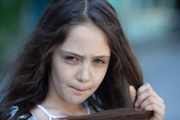 一个8岁小女孩散步的肖像图片下载