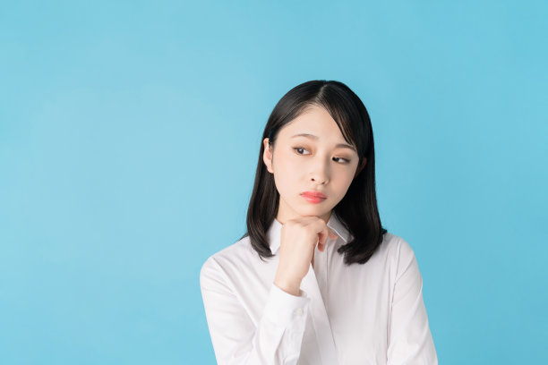 体贴的年轻亚洲女孩。图片下载