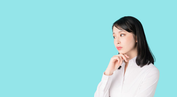 体贴的年轻亚洲女孩。图片下载