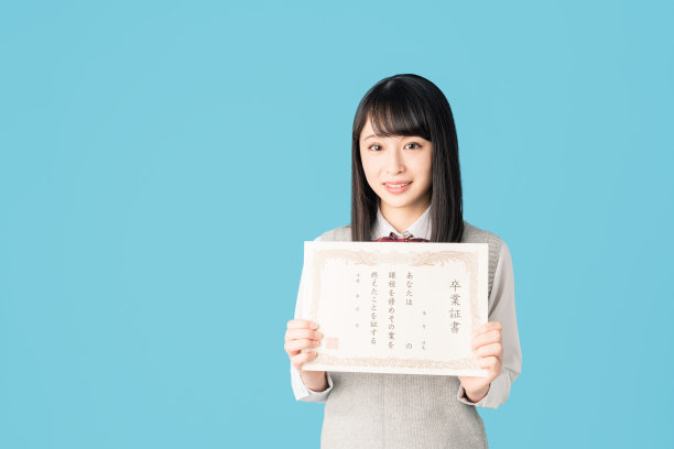 亚洲女学生拿着奖状。图片下载