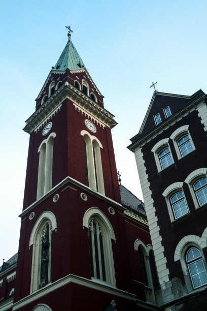 圣安东尼天主教堂，也被称为Crkva svetog Ante Padovanskog，其标志性的红色钟楼，位于波斯尼亚萨拉热窝市中心。它是克罗地亚主要的天主教堂。图片下载