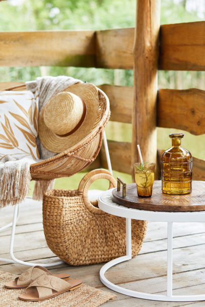 湖边夏日凉亭室内设计，时尚的藤扶手椅、咖啡桌、沙发、枕头、格子图案以及现代装饰中的优雅配饰。夏天的氛围。供暖不足。模板。图片下载