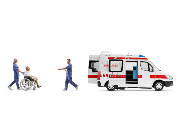 护士推着一位坐轮椅的老年病人走向救护车，一位男医生在迎接他们图片下载