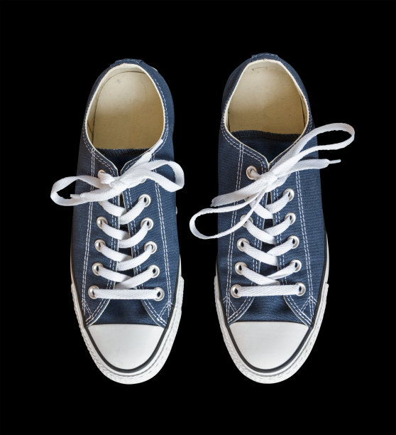 蓝色运动鞋孤立在黑色背景图片下载